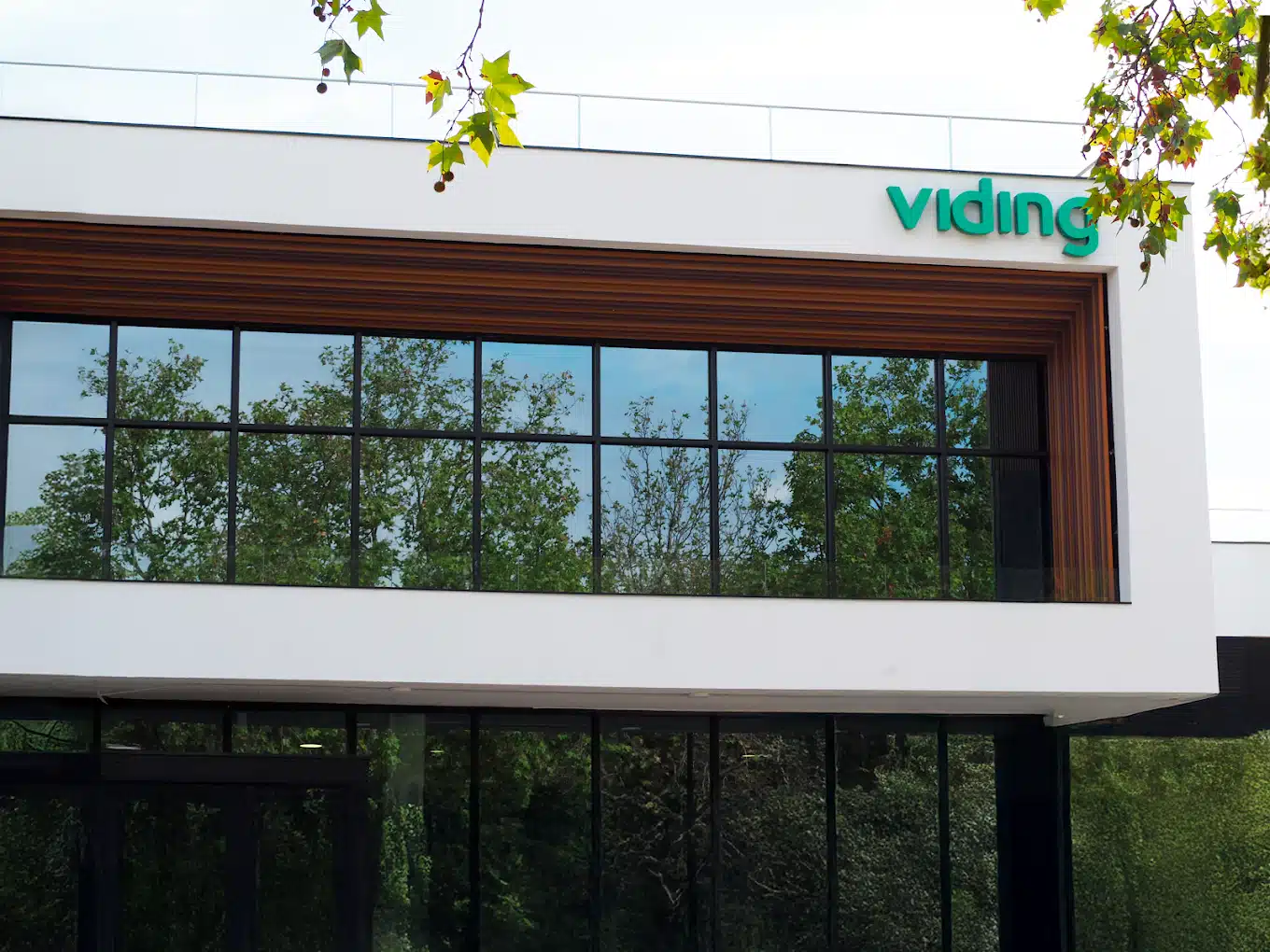Fachada exterior de complejo deportivo de alta eficiencia en Valladolid Viding Fitness