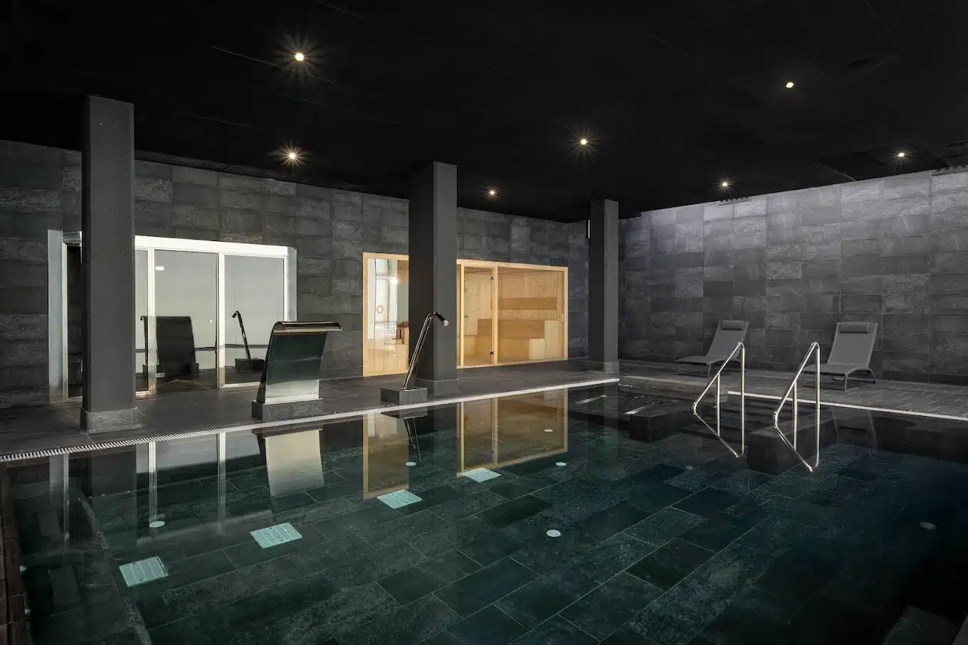 interior Instalaciones de piscina con recuperación de calor y alta eficiencia energética.