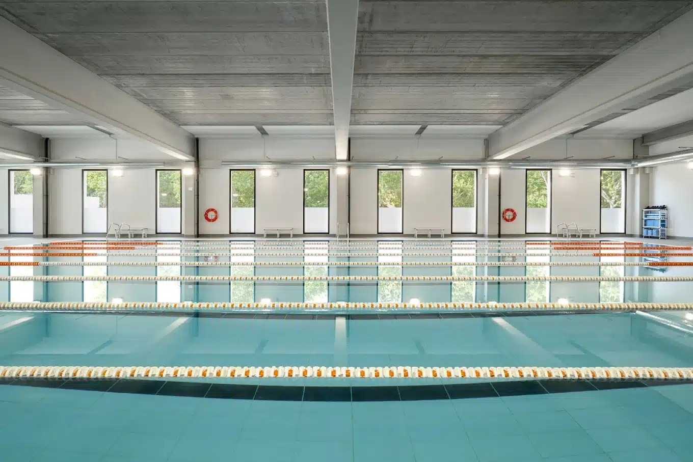 Vaso de piscina deportiva con sistemas avanzados de deshumectación y confort del centro deportivo Viding Valladolid