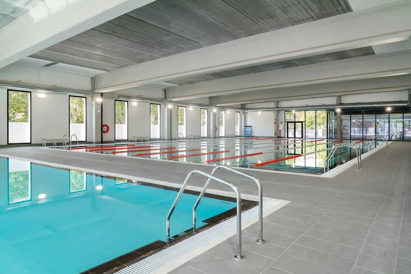 Vaso de piscina deportiva con sistemas avanzados de deshumectación y confort.