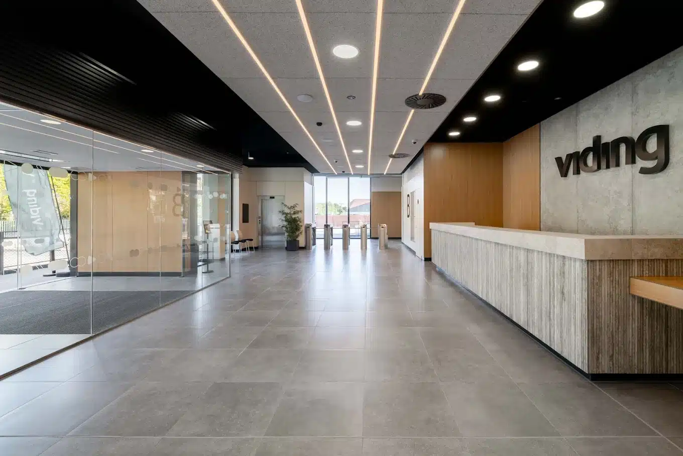 Vestíbulo principal y diseño arquitectónico del centro de fitness Viding.