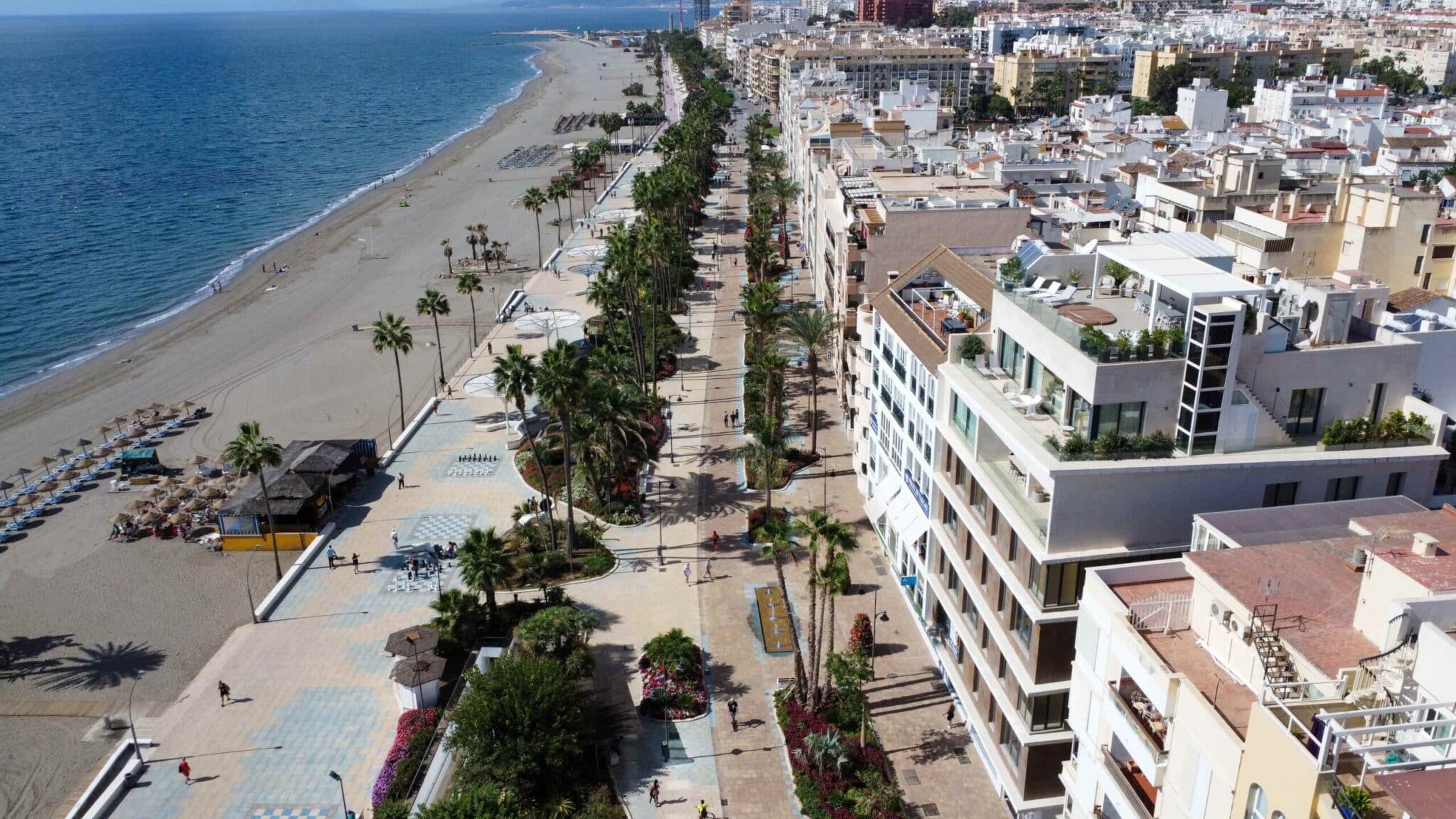 Vista aérea de la transformación del antiguo trazado de la N-340 en boulevard ajardinado.