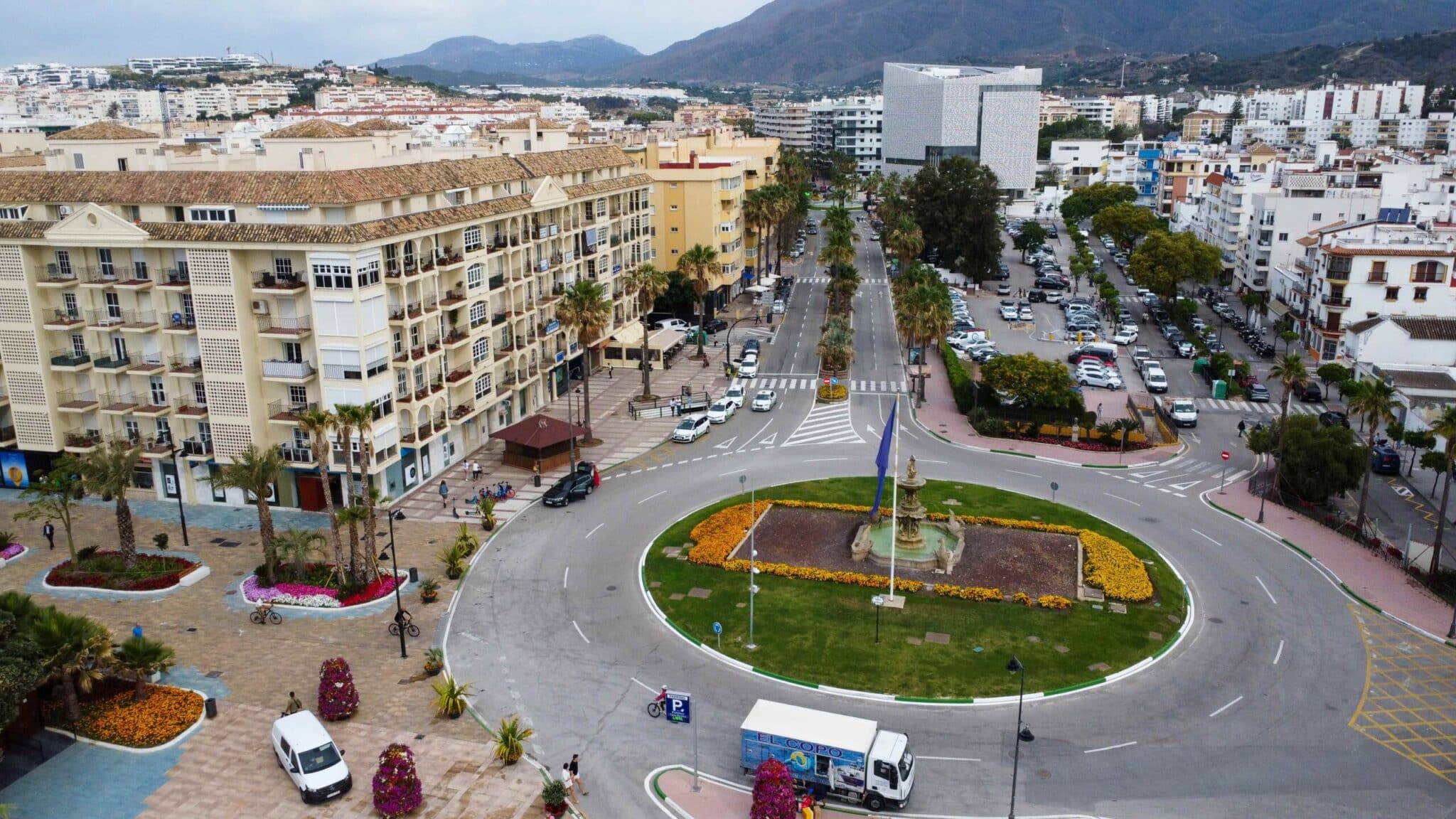 Detalle de la nueva rotonda y mejora de la movilidad urbana en el frente marítimo de Estepona.