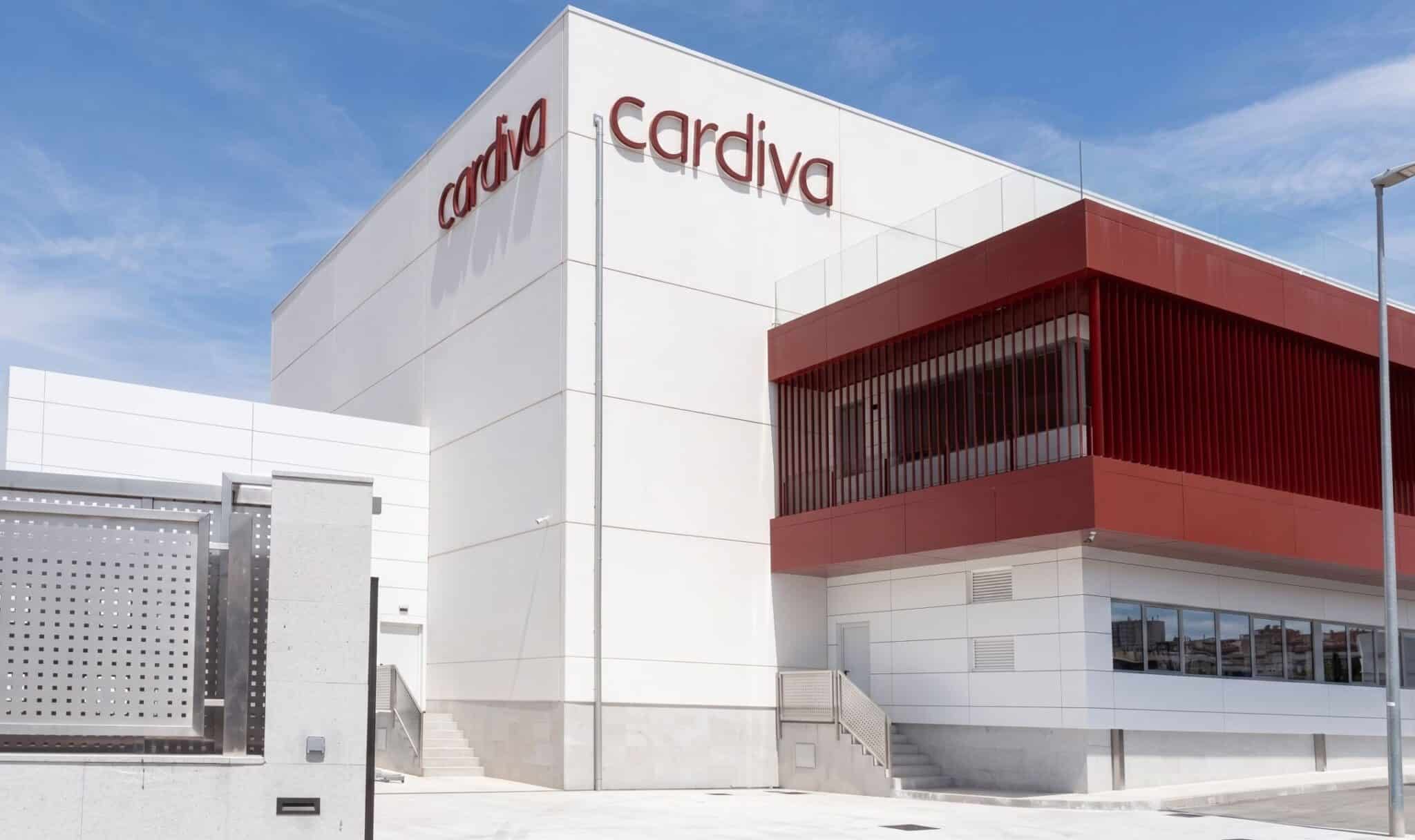 Vista exterior del centro de almacenamiento sanitario con viales optimizados para transporte.