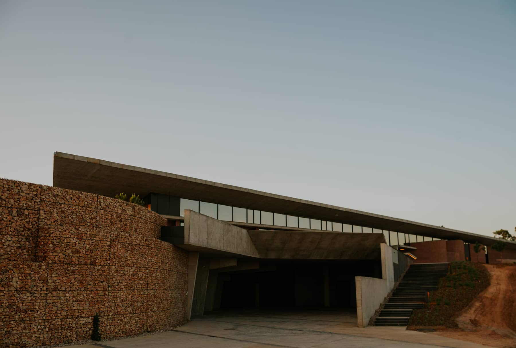Vista panorámica de la planta de producción, crianza y embotellado Bodegas La Horra.