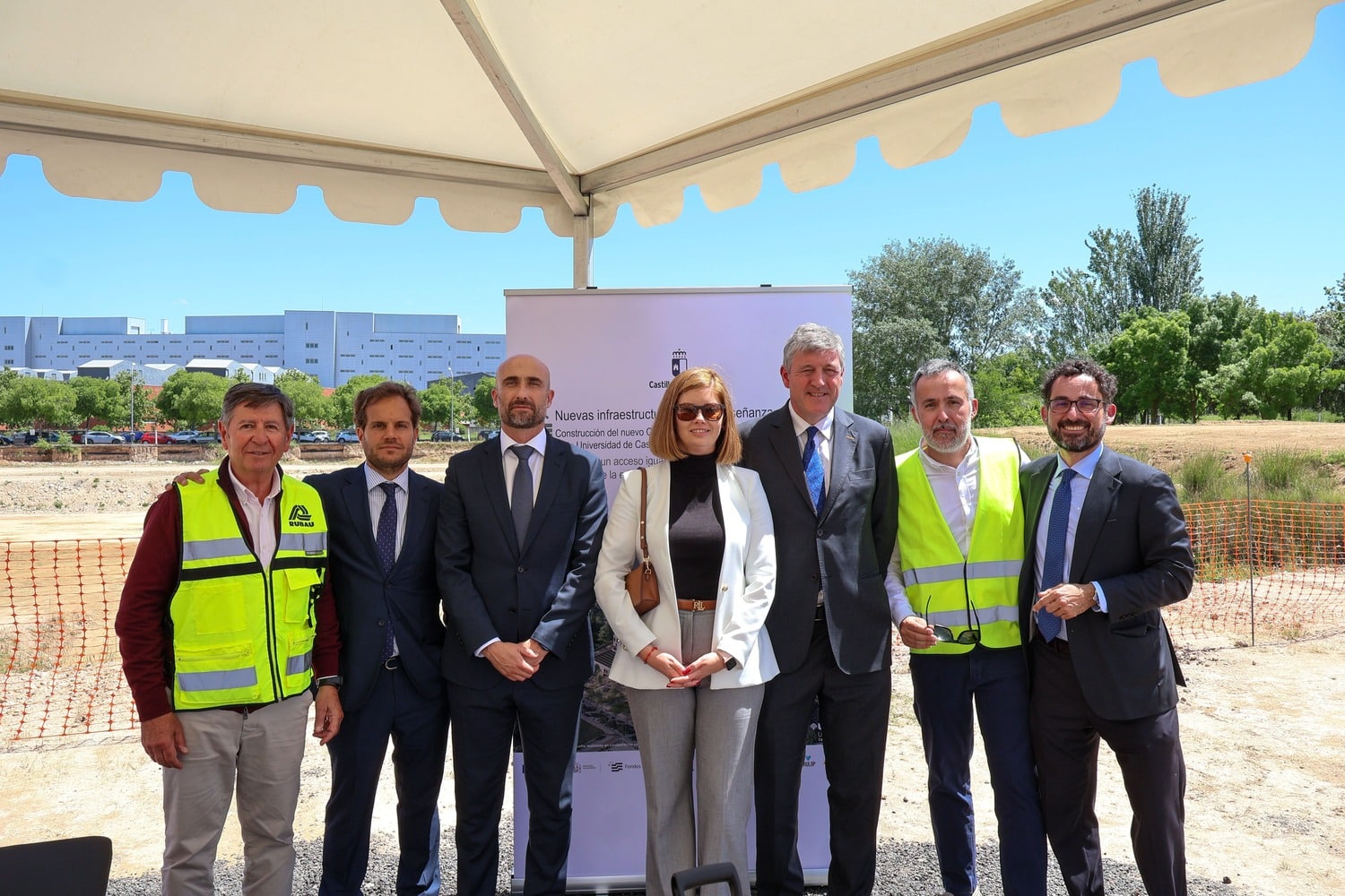 Equipo técnico y directivo de GRULOP (GRUPO INEXO) y Construcciones Rubau, UTE encargada de la ejecución del Campus Biosanitario de la Universidad de Castilla-La Mancha, en el acto institucional celebrado en Ciudad Real.