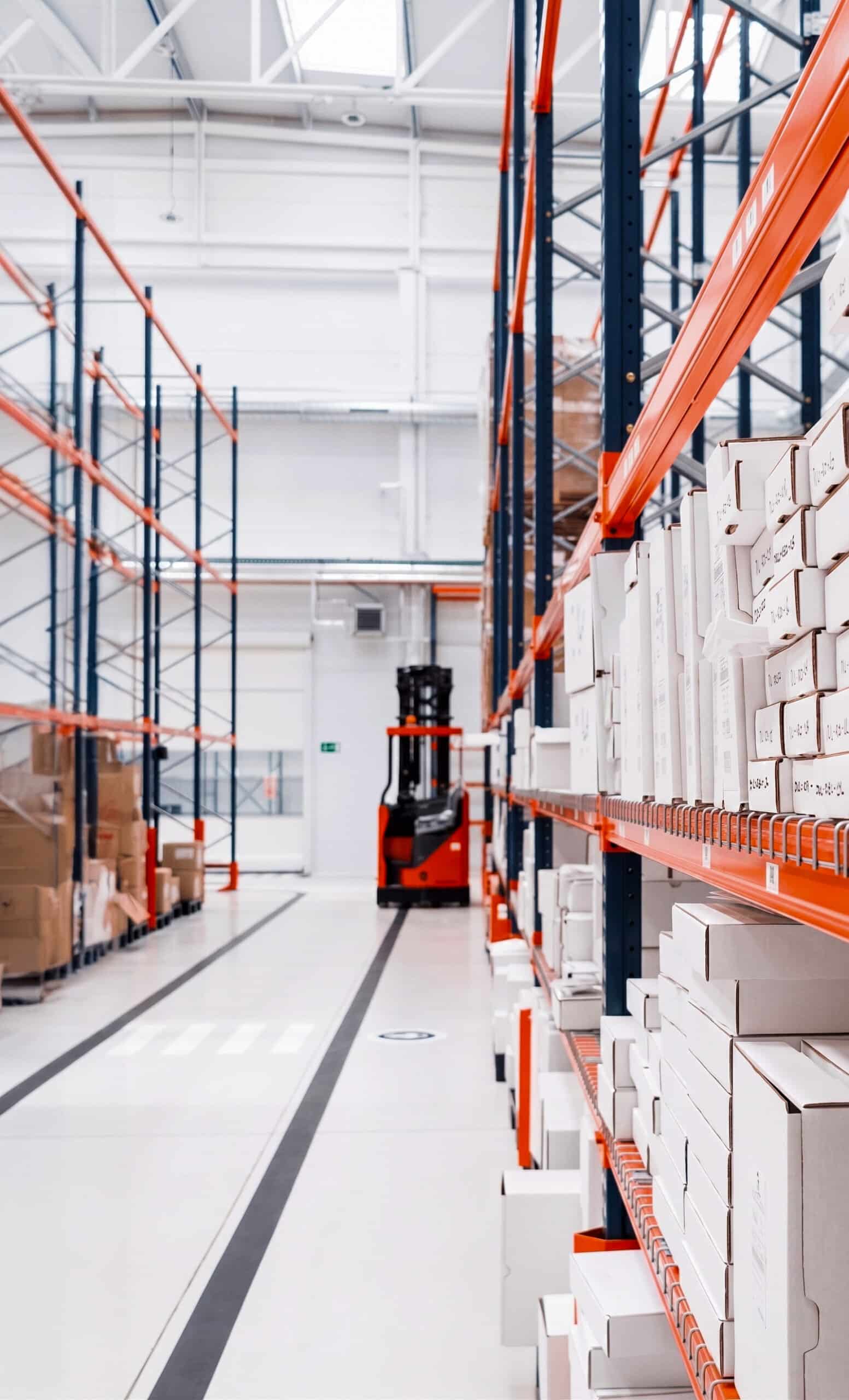 Interior de nave logística de alta capacidad para almacenamiento y distribución de productos médicos críticos.