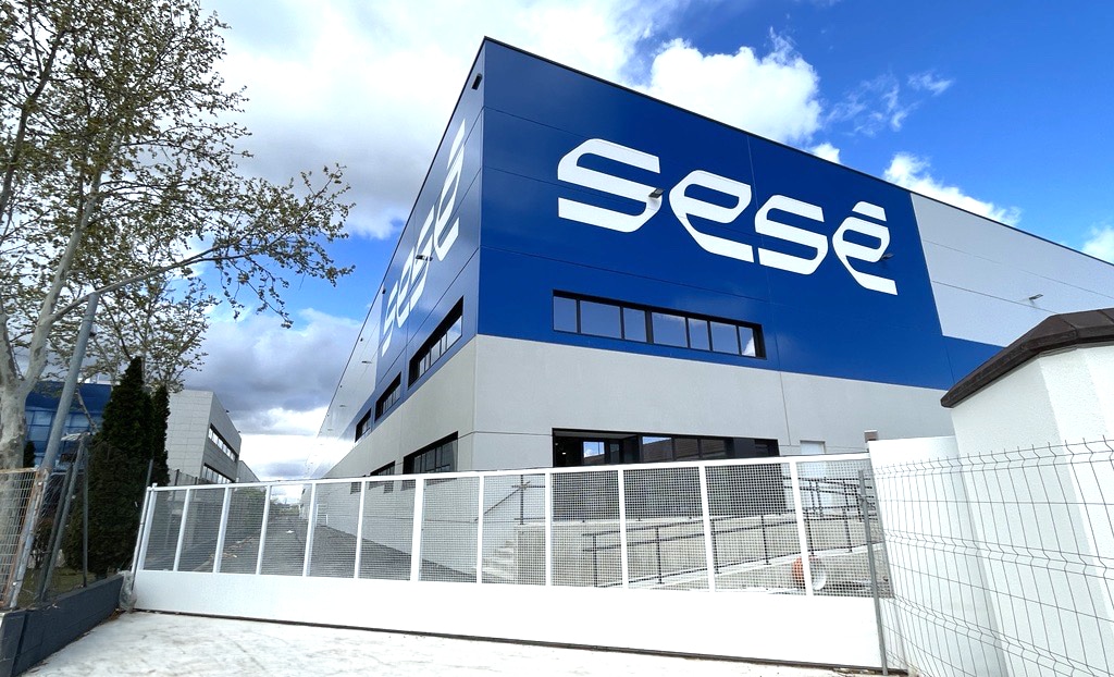 Fachada exterior de la plataforma logística de 15.000 m2 con certificación BREEAM, Torrejón de Ardoz.