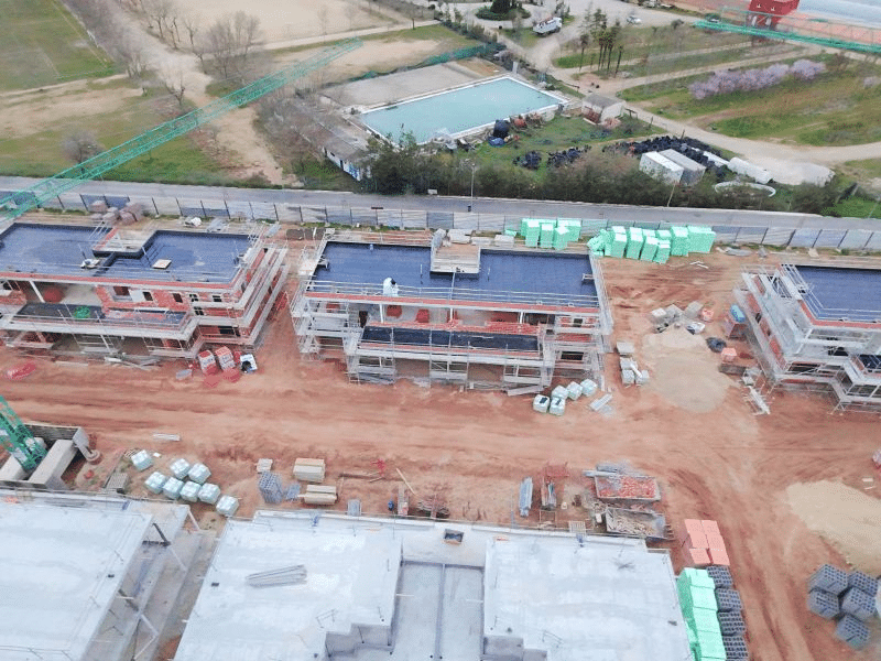 Vista exterior de los chalets pareados en el Residencial Riviera, El Peral, construidos por INEXO.