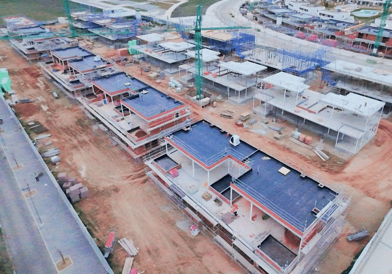 Vista exterior en construcción de los chalets pareados en el Residencial Riviera, El Peral, construidos por INEXO.