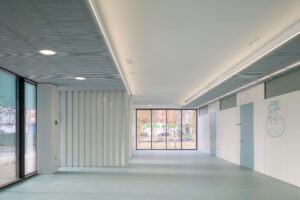 Sala espera luminosa ventanales